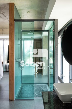 City-Doppelzimmer | Badezimmer | Dusche, kostenlose Toilettenartikel, Haartrockner, Handtücher