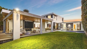 Terrace/patio - Ultimate Beachfront Escape with Pool (Kingscliff)