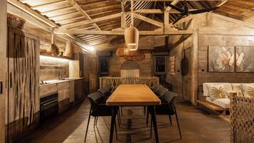 Villa Deluxe, vista a la playa, frente al mar | Comedor