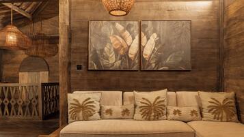 Villa Deluxe, vista a la playa, frente al mar | Área de sala de estar | Televisión de 32 pulgadas con canales digitales