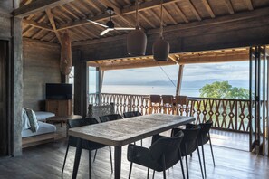 Villa Deluxe, vue plage, en front de plage | Coin séjour | Télévision de 32 pouces avec chaînes numériques