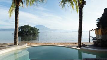 Villa Deluxe, vista a la playa, frente al mar | Alberca privada