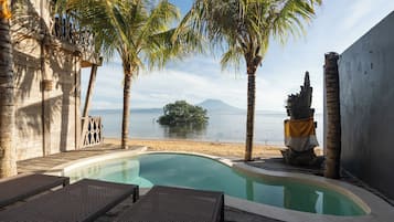 Alberca al aire libre y camastros