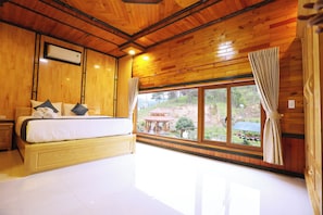 Superior Bungalow, Mountain View | Free minibar items, individually decorated, individually furnished, desk