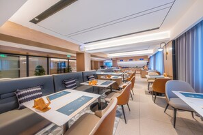 Free daily buffet breakfast  - Yishang Hotel  (Kunming)