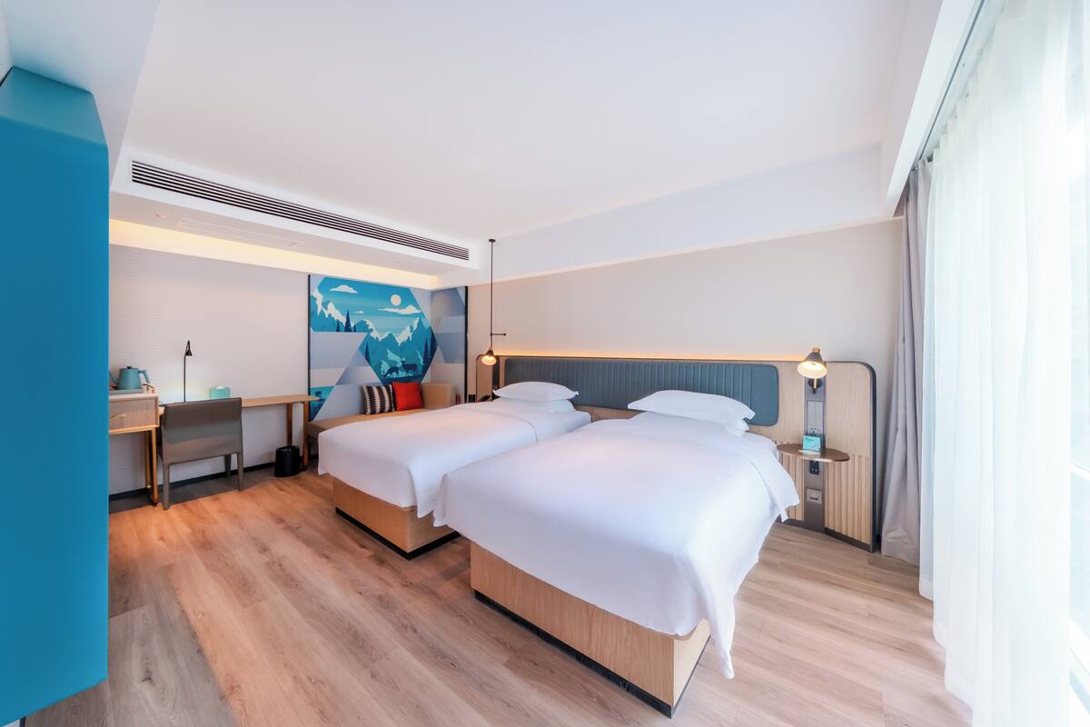 Business Room | 1 bedroom, premium bedding, down comforters, memory foam beds
