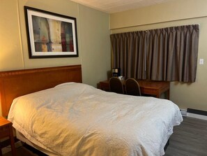 1 dormitorio, escritorio, tabla de planchar con plancha y wifi