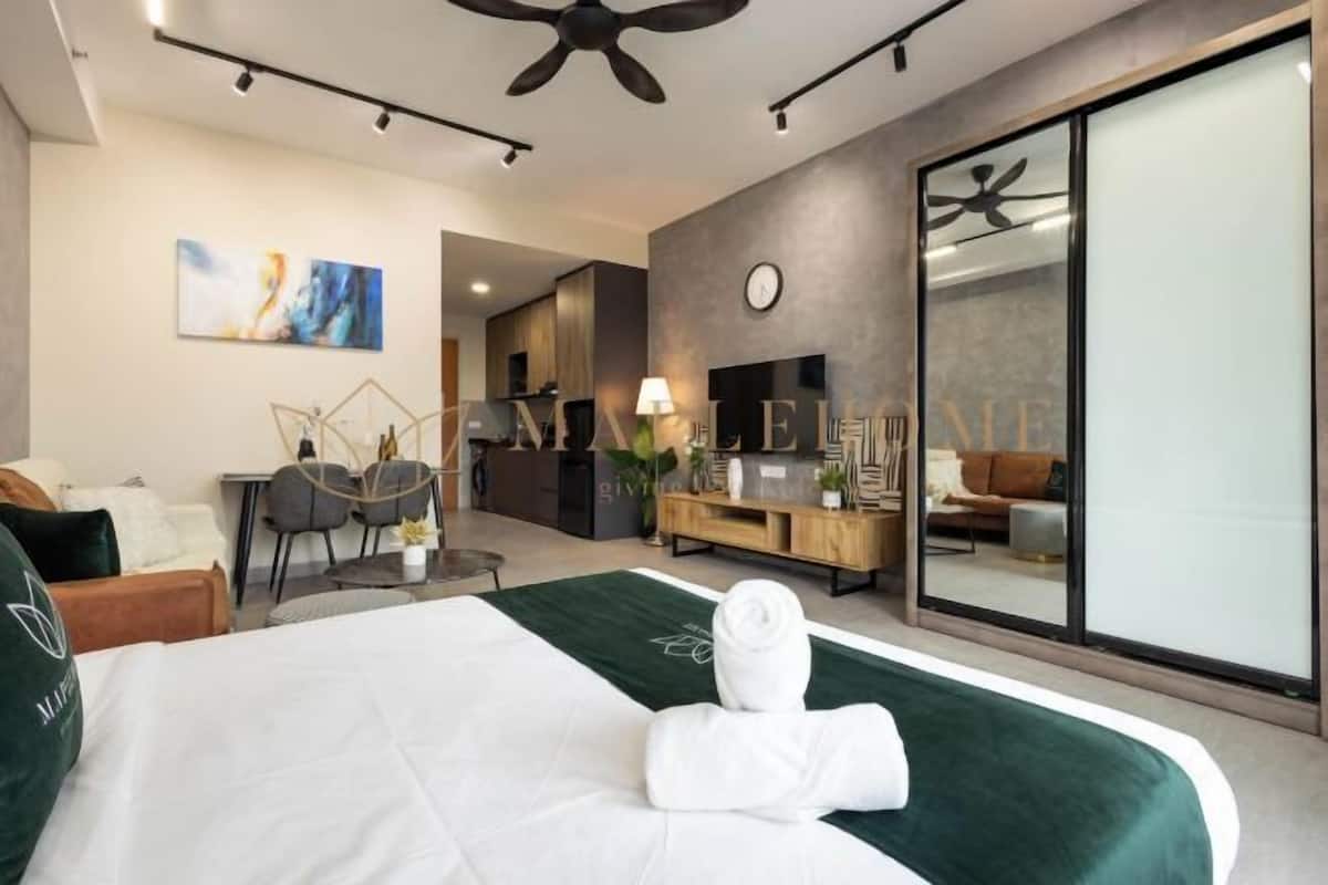 Muebles diferentes, escritorio y espacio para trabajar con laptop