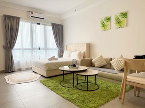 Studio – basic | Individuelt innredet, skrivebord og skrivebord for bærbar PC