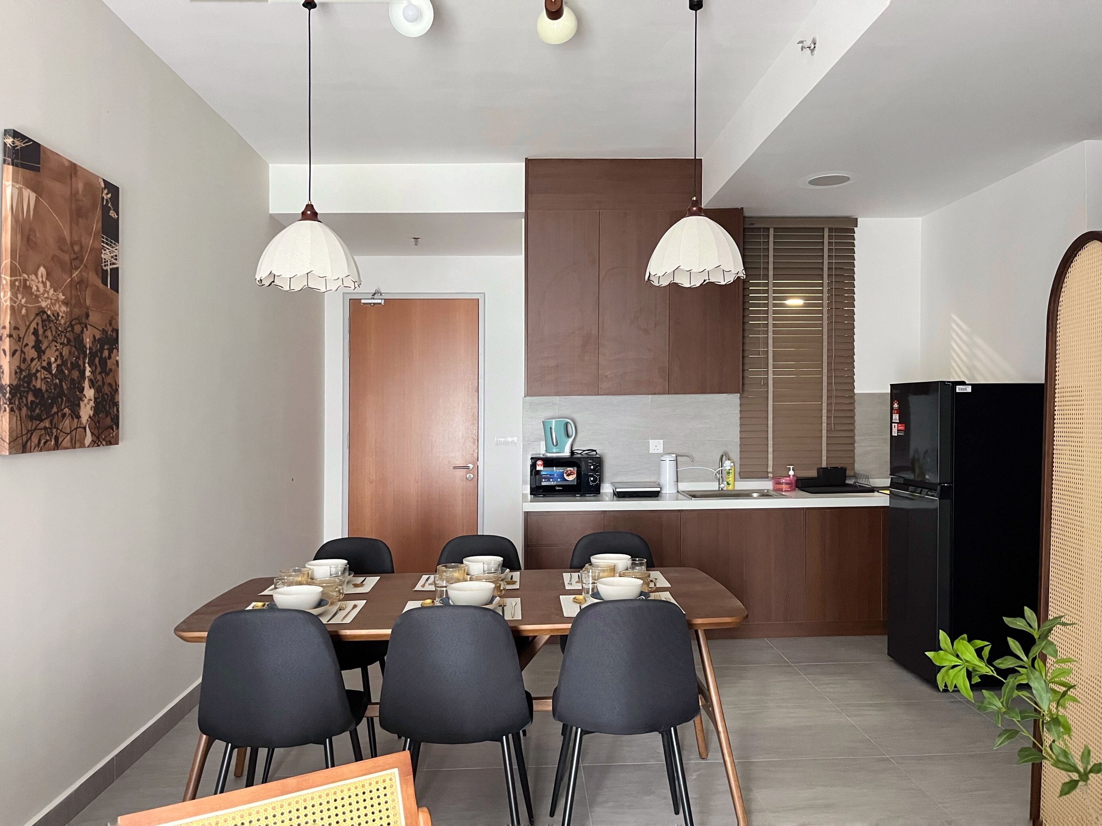 Una cocina moderna con comedor.