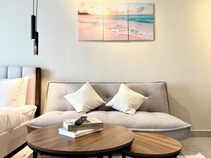 Studio – basic | Oppholdsrom | En 50-centimeters LCD-TV med kabel-kanaler samt Netflix