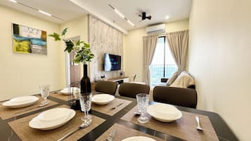 Deluxe Apartment | Dining room