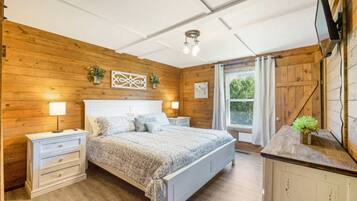 4 bedrooms, iron/ironing board, WiFi