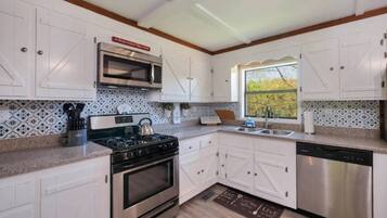 Een koelkast, een microgolfoven, een oven, een kookplaat