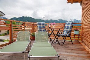 Outdoor dining - Apartment 'Ferienwohnung Junge' with Mountain View, Balcony and Wi-Fi (Halblech)