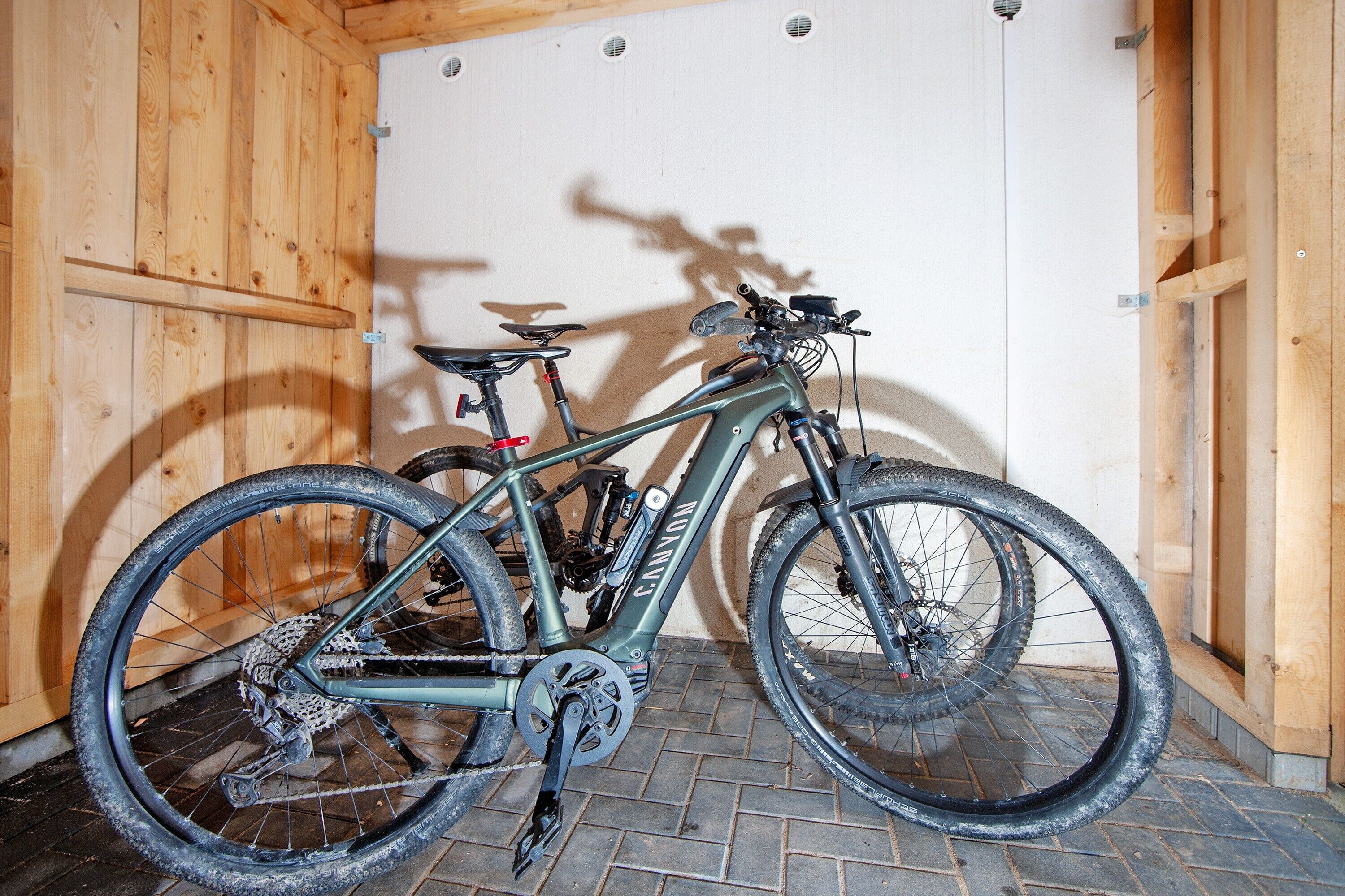 Ein Mountainbike in einem Zimmer mit Holzboden und Fliesen.