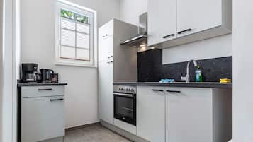 Kühlschrank, Ofen, Herdplatte, Wasserkocher mit Kaffee-/Teezubehör