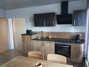 Fridge, microwave, oven, stovetop - Apartment 'Ruth' with Private Terrace and Wi-Fi (Dahn)