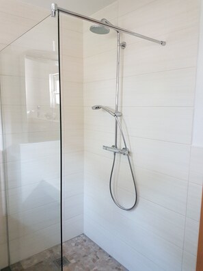 تجهيزات دش، مجففات شعر، مناشف