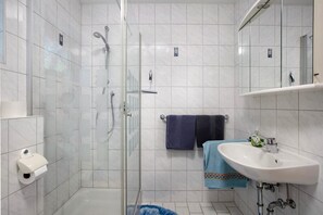 Dusche, kostenlose Toilettenartikel, Haartrockner, Handtücher
