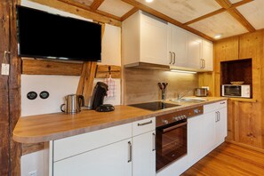 Fridge, microwave, oven, stovetop - Apartment 'Ferienwohnung Im Denkmal 2' with Private Terrace and Wi-Fi (Alpirsbach)