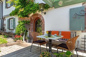 Outdoor dining - Apartment 'Ferienwohnung Im Denkmal 1' with Wi-Fi (Alpirsbach)