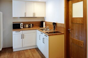 Frigorifero, microonde, piano cottura, macchina per tè/caffè