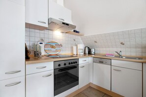 Kylskåp, mikrovågsugn, ugn och spishäll