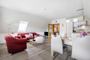 TV - Apartment 'Große Ferienwohnung' with Shared Garden and Balcony (Nordstrand)