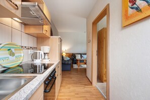 Fridge, microwave, oven, stovetop - Apartment 'Kleine Ferienwohnung' with Shared Garden and Balcony (Nordstrand)