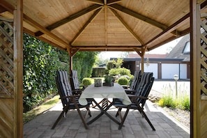 Outdoor dining - Apartment 'Kleine Ferienwohnung' with Shared Garden and Balcony (Nordstrand)