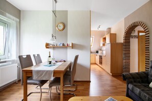 Dining - Apartment 'Kleine Ferienwohnung' with Shared Garden and Balcony (Nordstrand)
