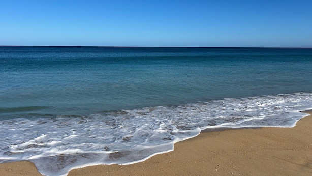 A beach with clear blue water and a sandy shore. - Seaside escape awaits your family in Myalup! (Myalup)