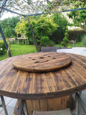 Outdoor dining - Villa 10 à12 Personnes Dans le Jura (Miéry)