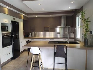 ميكروويف، فرن، موقد طهي مسطح، غسالة أطباق