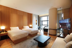 Chambre Deluxe double ou avec lits jumeaux, Plusieurs lits, vue sur la colline | Couette en duvet, articles de minibar gratuits, coffre-fort