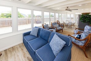 スマートテレビ、DVD プレーヤー、卓球台