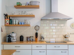 Geladeira, micro-ondas, cooktop, lava-louças