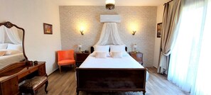 Chambre classique double, vue sur la montagne | Minibar, coffre-fort, rideaux d’obscurcissement, accès au Wi-Fi (inclus)
