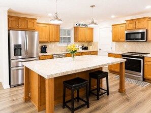 Coffee/tea maker, fridge, microwave, oven
