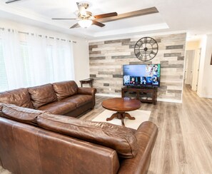 Smart TV, books - Beautiful, Cozy home in Concord providing a spacious & tranquil retreat (Concord)