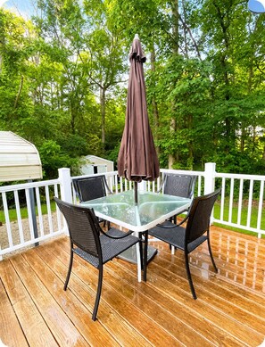 Outdoor dining - Beautiful, Cozy home in Concord providing a spacious & tranquil retreat (Concord)