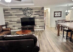 Smart TV, books - Beautiful, Cozy home in Concord providing a spacious & tranquil retreat (Concord)