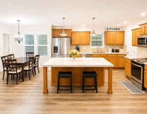 Coffee/tea maker, fridge, microwave, oven - Beautiful, Cozy home in Concord providing a spacious & tranquil retreat (Concord)