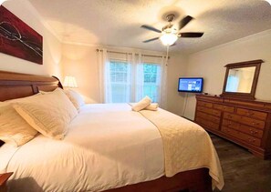 3 habitaciones, escritorio y tabla de planchar con plancha