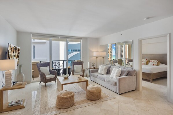 TV, offices - 2BR Apartment w/ ocean view & balcony (Sunny Isles Beach)