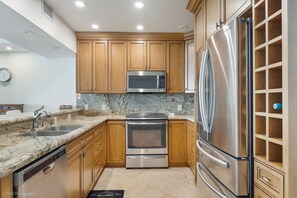 Fridge, microwave, oven, stovetop - 2BR Apartment w/ ocean view & balcony (Sunny Isles Beach)