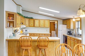 Fridge, microwave, oven, stovetop - Kadoka Home ~ 22 Mi to Badlands National Park! (Kadoka)