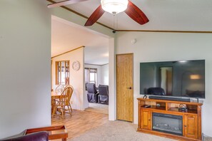TV, fireplace, stereo - Kadoka Home ~ 22 Mi to Badlands National Park! (Kadoka)