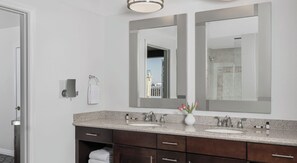 Baignoire à jets, sèche-cheveux, serviettes fournies, savon